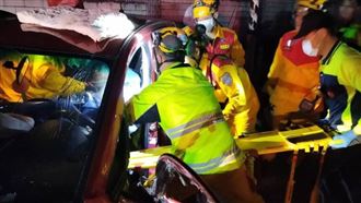 基隆凌晨酒駕連環撞！車體扭曲婦受困骨折