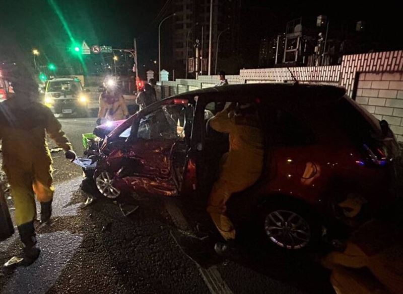 基隆市七堵區五堵交流道千祥橋路段，發生酒駕連環撞車禍。（圖／翻攝畫面）