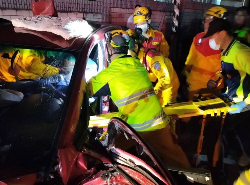 基隆市七堵區五堵交流道千祥橋路段，發生酒駕連環撞車禍。（圖／翻攝畫面）