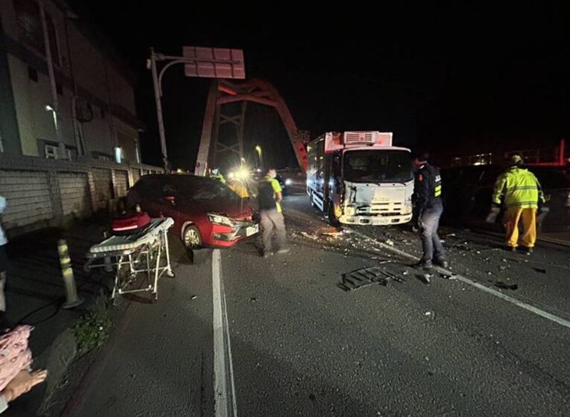 基隆市七堵區五堵交流道千祥橋路段，發生酒駕連環撞車禍。（圖／翻攝畫面）