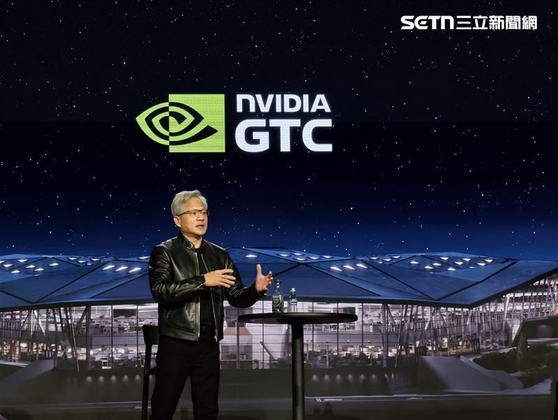 黃仁勳在GTC大會直言「世界依賴台灣」，並坦言美製40%晶片短期難達標。輝達不僅攜手台積電量產COUPE技術，更將斥巨資鞏固CUDA生態系。隨著中國伺服器獲准投產，輝達正全力衝刺1兆美元營收大關。（圖／三立iNEWS提供）