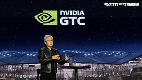黃仁勳在GTC大會直言「世界依賴台灣」，並坦言美製40%晶片短期難達標。輝達不僅攜手台積電量產COUPE技術，更將斥巨資鞏固CUDA生態系。隨著中國伺服器獲准投產，輝達正全力衝刺1兆美元營收大關。（圖／三立iNEWS提供）
