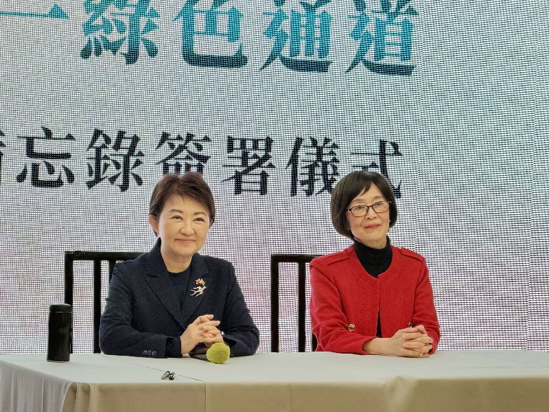 台中市長盧秀燕（左）17日在鄰近華府的馬里蘭州一家餐廳與北美洲台灣商會聯合總會會長白越珠（右）簽署「三合一綠色通道」合作備忘錄。（圖／中央社）