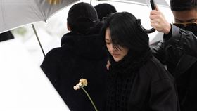 小S獻花畫面。（圖／經紀公司提供） 