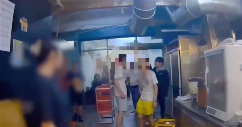 台北萬華華西街「郭家炒牛肉」，因排隊未禮讓機車通行，發生一起鬥毆糾紛。（圖／翻攝畫面）