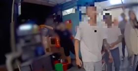 台北萬華華西街「郭家炒牛肉」，因排隊未禮讓機車通行，發生一起鬥毆糾紛。（圖／翻攝畫面）