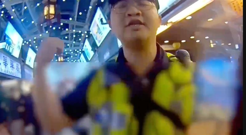 台北萬華華西街「郭家炒牛肉」，因排隊未禮讓機車通行，發生一起鬥毆糾紛。（圖／翻攝畫面）