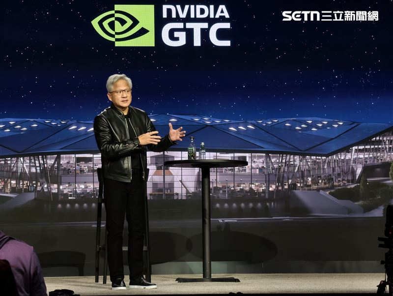 繼五層蛋糕後，黃仁勳於GTC大會再噴金句，首曝人生3不要與三角形生存法則。他幽默強調底線是不被開除、不無聊與不死，並斷言AI不會引發失業，反讓人更忙碌。（圖／三立iNEWS提供）