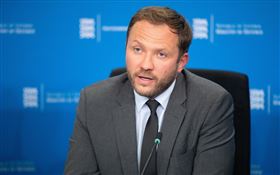 愛沙尼亞外長薩克納於17日的媒體訪問中表態，稱該國願意討論幫忙川普護航荷莫茲海峽。此立場在一片冷眼相待的歐洲盟國中，可謂獨樹一幟。（圖／翻攝自X平台 @PolymarketIntel）