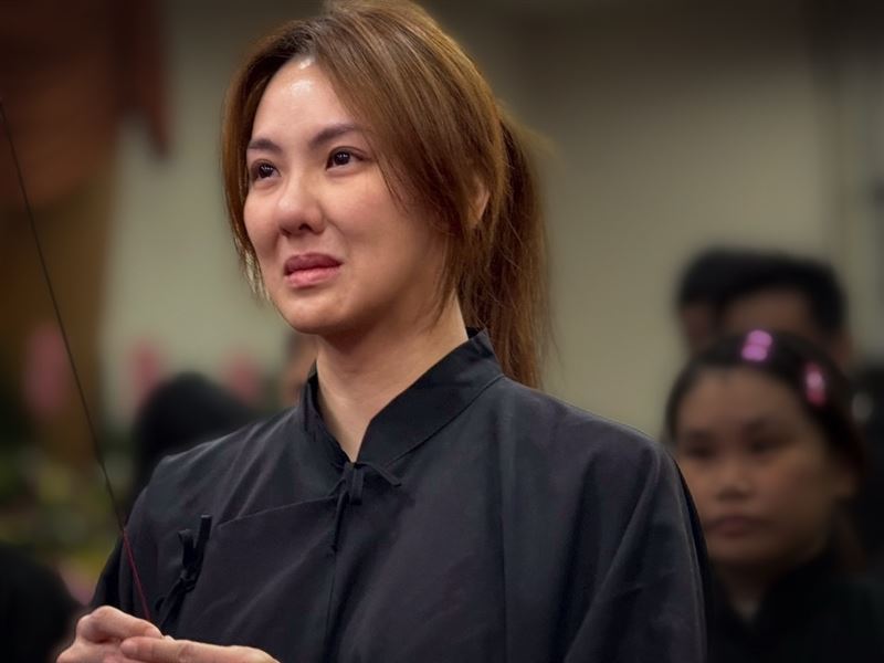 劉雨柔悲痛送別阿嬤。（圖／翻攝自臉書）
