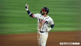 WBC冠軍戰，美國隊一壘手哈波（Bryce Harper）炸裂追平2分砲。（圖／特派記者劉彥池攝影）