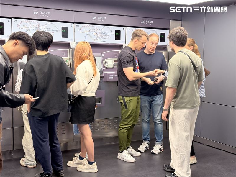 北捷旅客民眾購票進站。（圖／記者李育道攝影）