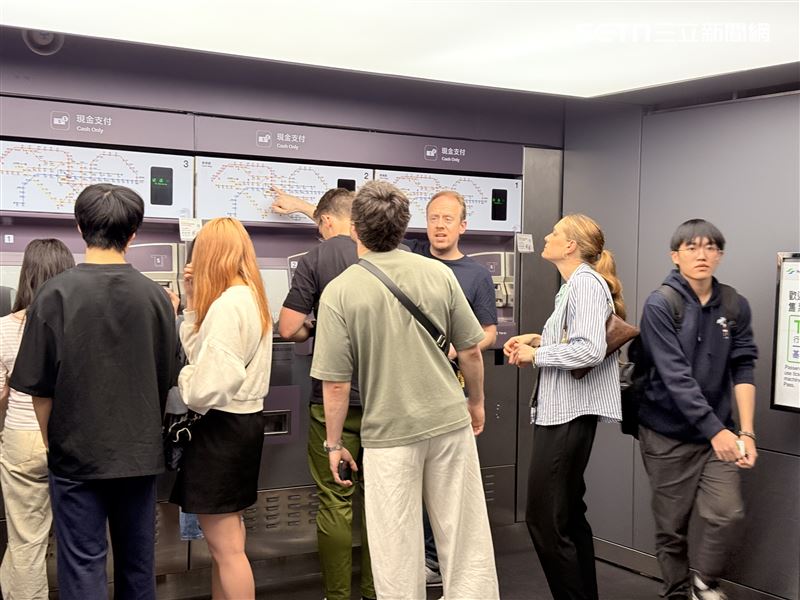 記者觀察平日約30分鐘，就有10多組旅客購買單程票，量體相當大。（圖／記者李育道攝影）