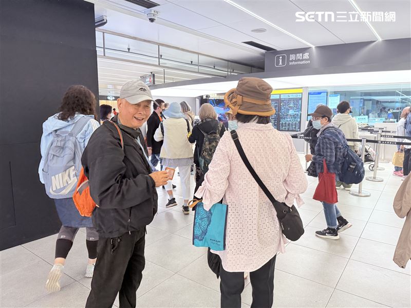 銀髮族團客分享若臨時需要購買，會傾向選擇QR紙本票，「感覺比較衛生，也可以像火車票一樣留作紀念」。（圖／記者李育道攝影）