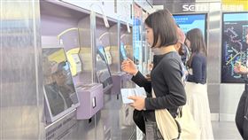北捷旅客民眾購票進站。（圖／記者李育道攝影）