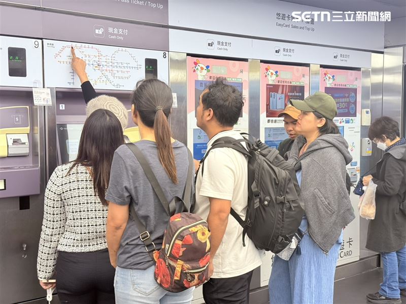 旅客購票仍選擇代幣。（圖／記者李育道攝影）