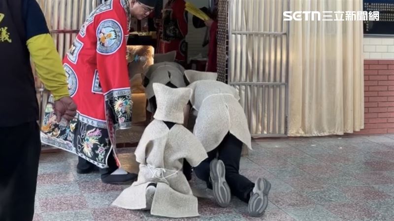 6歲么兒似懂非懂，只是看著哥哥怎麼做，便跟著跪、拜、爬，視線離不開冷冰冰的遺照。（圖／民眾提供）