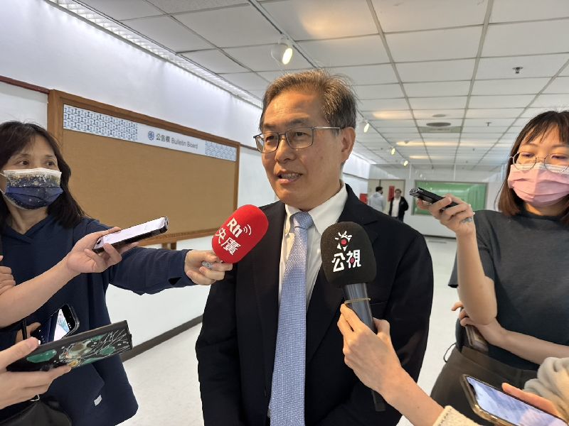 台鐵18日舉行模範勞工大會，台鐵總經理馮輝昇（中）會前受訪表示，台鐵新埔站蘇姓值班站長無故早退，駕車違規闖越平交道遭列車撞及，將依規向該違規站長求償，初估金額逾新台幣百萬元。（圖／中央社）