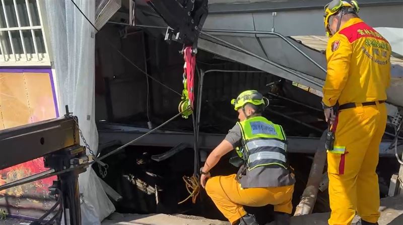 雲林大埤一家餐廳進行地板加固工程時，樓地板突然坍塌，2位工人摔下4米深的排水溝。(圖／翻攝畫面)