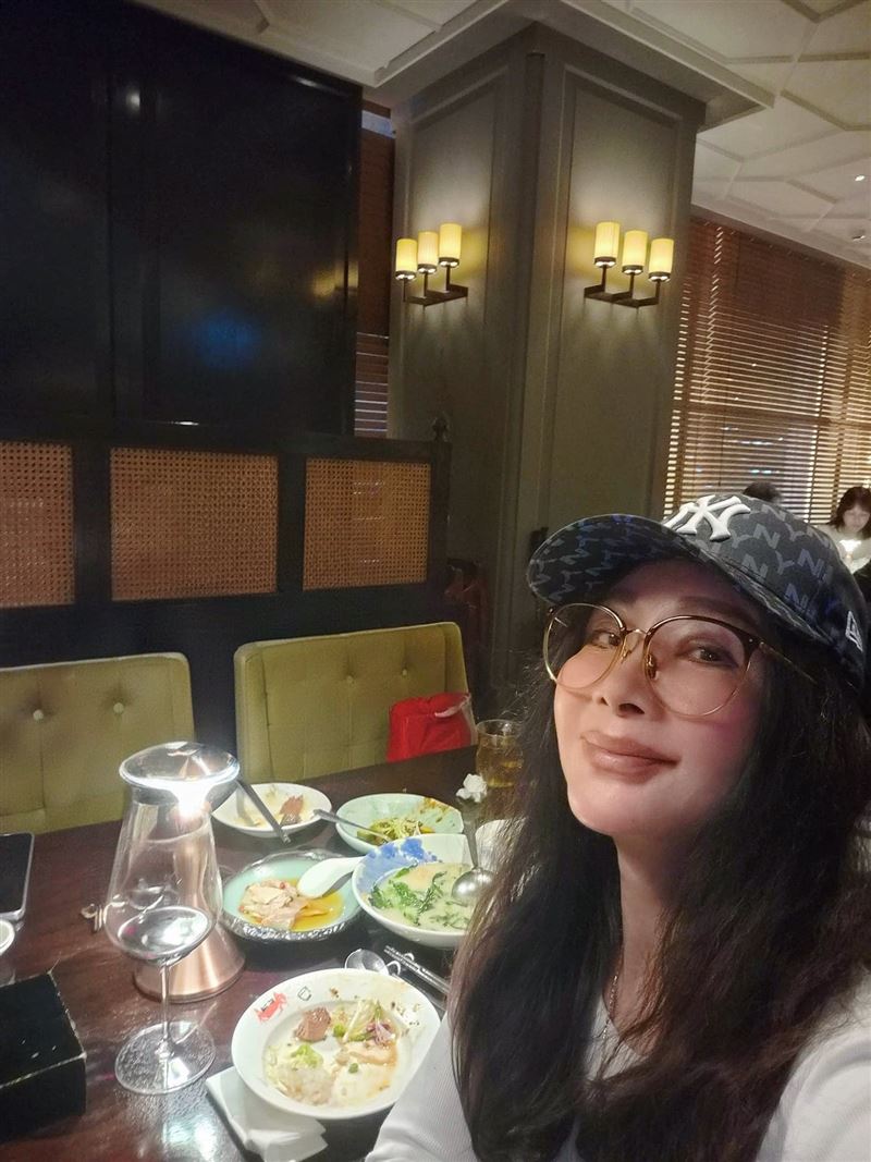 陳美鳳和老友一起用餐。（圖／翻攝自臉書）