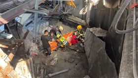 雲林，大埤，剛灌水泥就出事，工地樓地板突坍塌，2工人摔4米深排水溝，(圖／翻攝畫面)