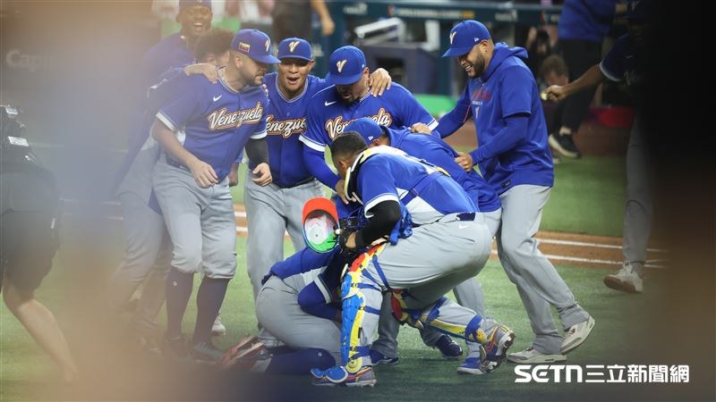 WBC冠軍戰，委內瑞拉隊3：2擊敗美國隊，拿下隊史首座經典賽冠軍。（圖／特派記者劉彥池攝影）