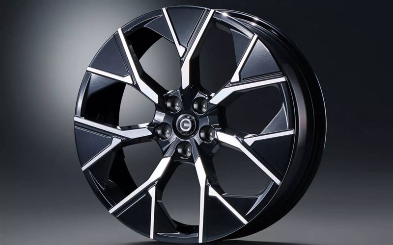 19吋亮黑切削鋁圈，跑格氣息瞬間補滿。（圖／翻攝Toyota網站）