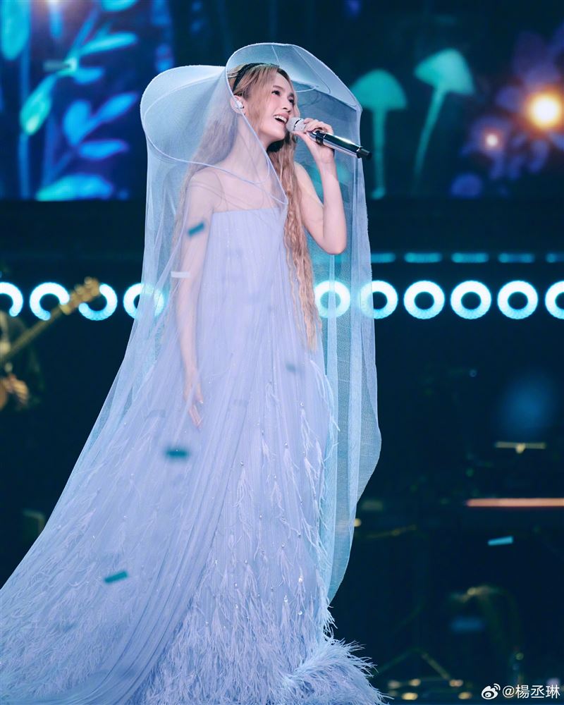 楊丞琳日前來到福建泉州開唱，為回饋當地歌迷，特別準備城市限定驚喜，選唱金曲歌后魏如萱的代表作《你啊你啊》。（圖／翻攝自微博）