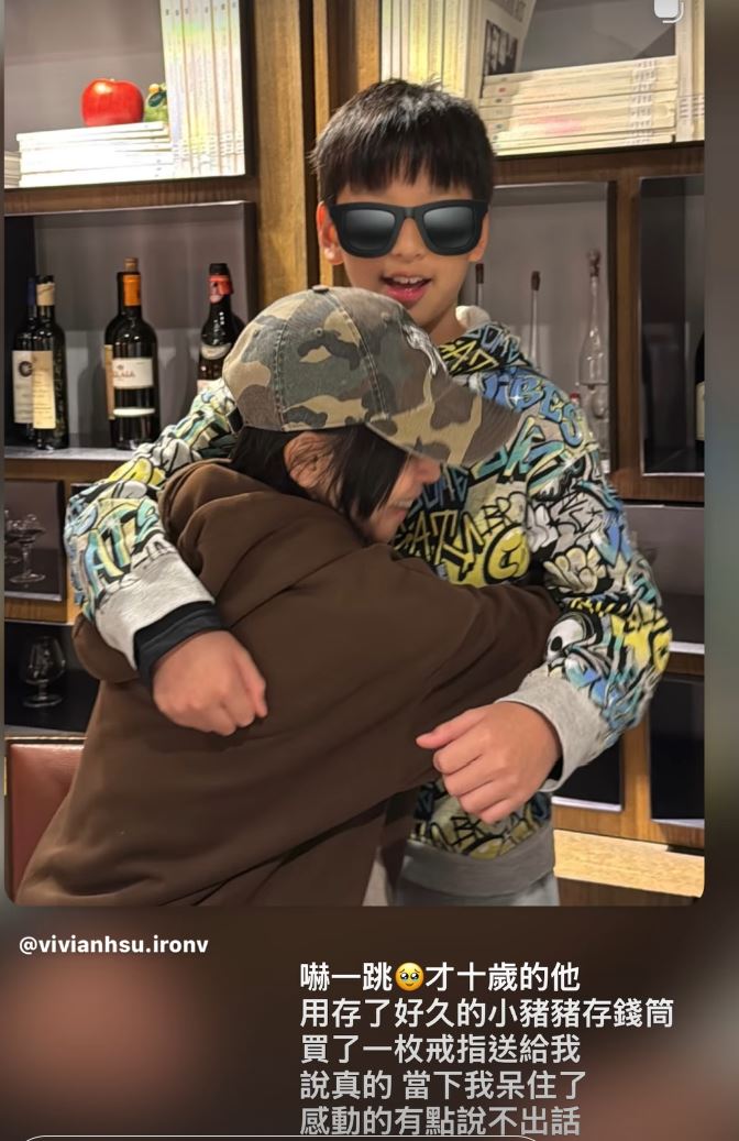 徐若瑄在17日曬出手部照片，無名指上戴著一枚戒指，並寫下「感動得有點說不出話」，引發外界好奇是否感情有新進展。（圖／翻攝自徐若瑄IG）