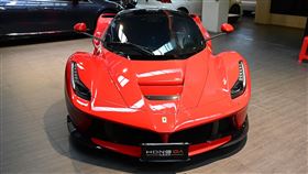 夢幻馬王Ferrari LaFerrari由「弘達國際」謝老闆得標購入。（圖／記者鍾釗榛攝影）