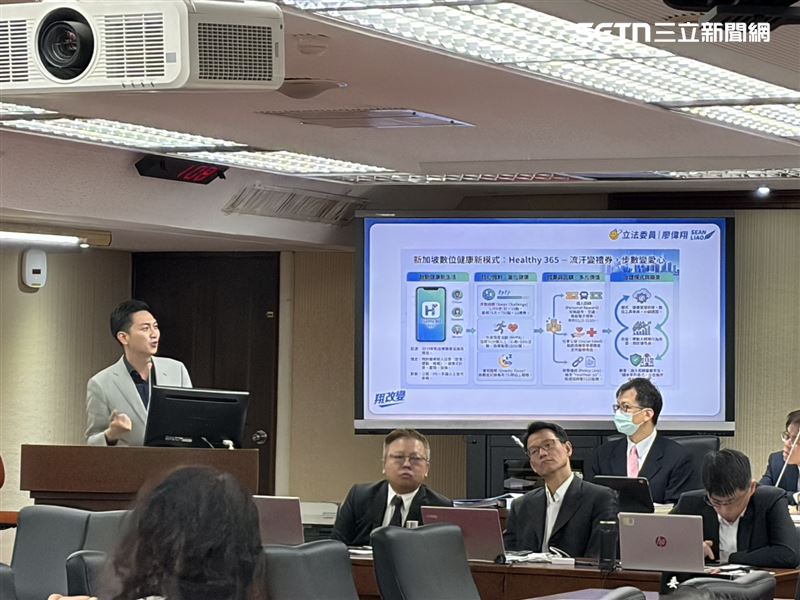 立委廖偉翔質詢時詢問健康幣的進度，是否能如期於4月上路。（圖／記者簡浩正攝影）