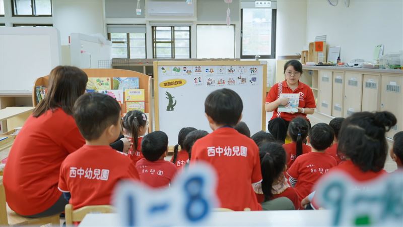 透過《斑斑去海邊》交安繪本，讓孩童理解搭乘大眾交通的禮儀與安全知識。（圖／靖娟基金會提供）