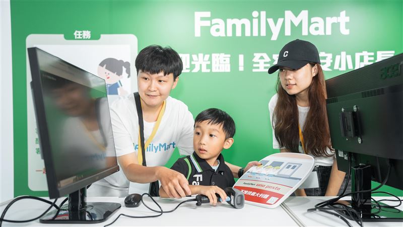 2025年於舉辦的小黃帽交通安全童樂會，設置全家交安小店長，讓孩子們遊戲中學習交安知識。（圖／靖娟基金會提供）