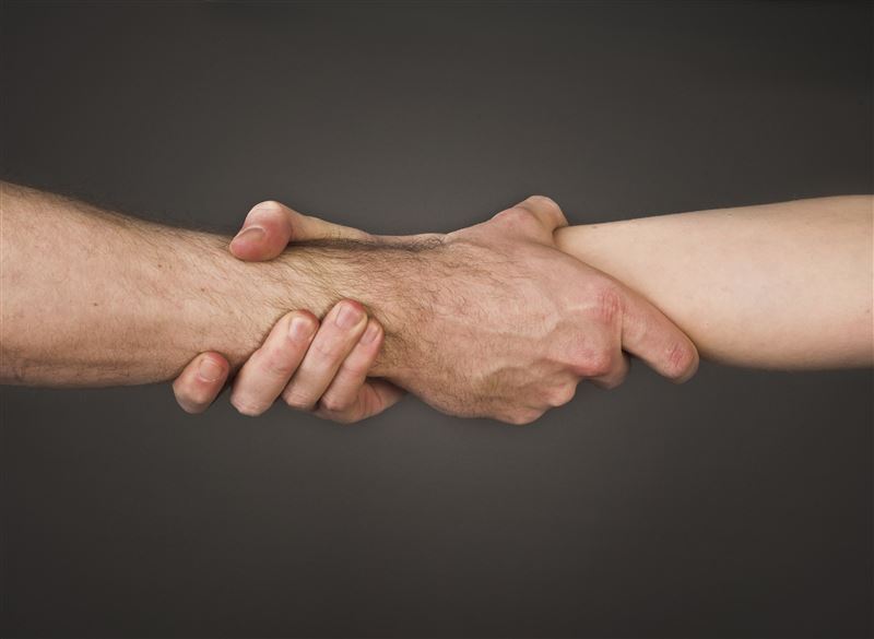 握力不只反映肌力，也能預測壽命與健康風險。研究顯示，握力低的人全因死亡、心血管疾病及功能退化風險增加，但透過規律肌力訓練可延緩老化、維持行動力。（示意圖／PIXABAY）