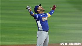 WBC冠軍戰，委內瑞拉隊指定打擊蘇瓦瑞茲（Eugenio Suarez）敲出超前比數二壘安打。（圖／特派記者劉彥池攝影）