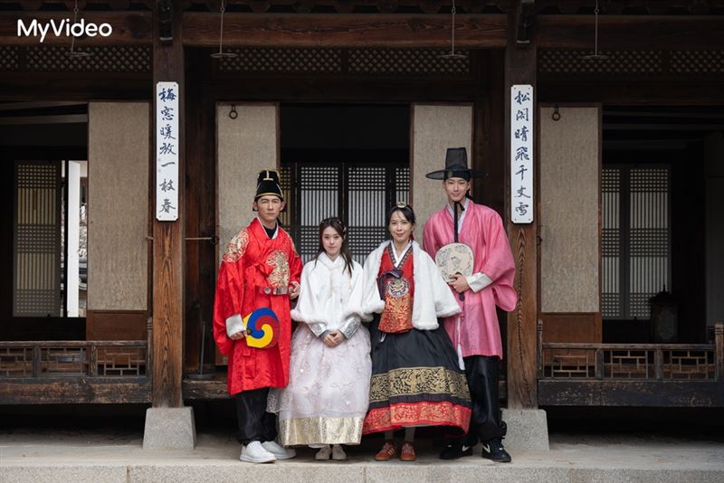 天心（右2）再度體驗傳統文化直讚：韓式浪漫氛圍都出來了。（圖/台灣大哥大MyVideo提供）