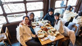 天心（左2）開啟吃貨模式，與温昇豪（左1）、金雲（右2）、邱偲琹（右1）共遊收穫美食清單。（圖/
台灣大哥大MyVideo提供）