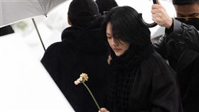 小S獻花畫面。（圖／經紀公司提供） 