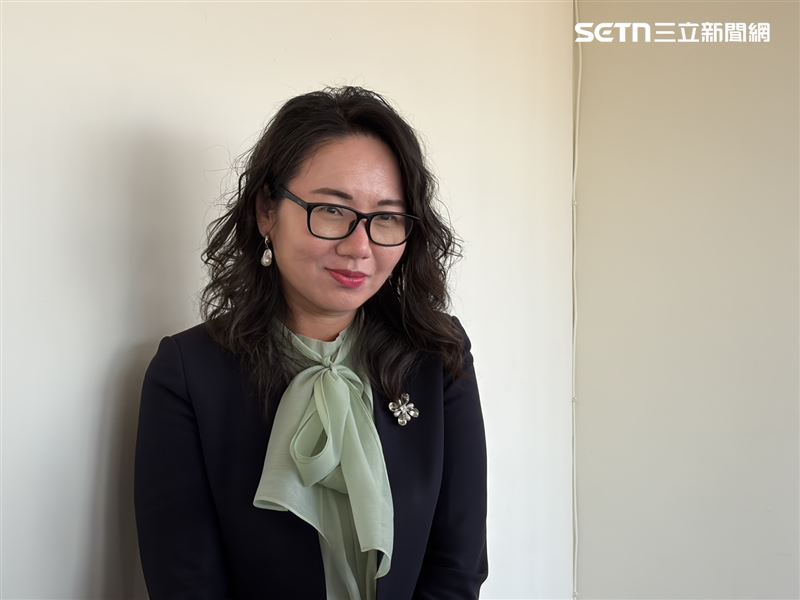 健保署長陳亮妤說明2023-2025年肺部切除相關手術之資料，並無大幅增加。（圖／記者簡浩正攝影）