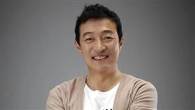 韓國62歲資深男演員李在龍（이재룡）酒駕肇事後逃逸，被警方帶回調查。（圖／翻攝自X平台）