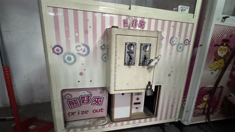 被竊賊破壞的娃娃機台。（圖／翻攝畫面）