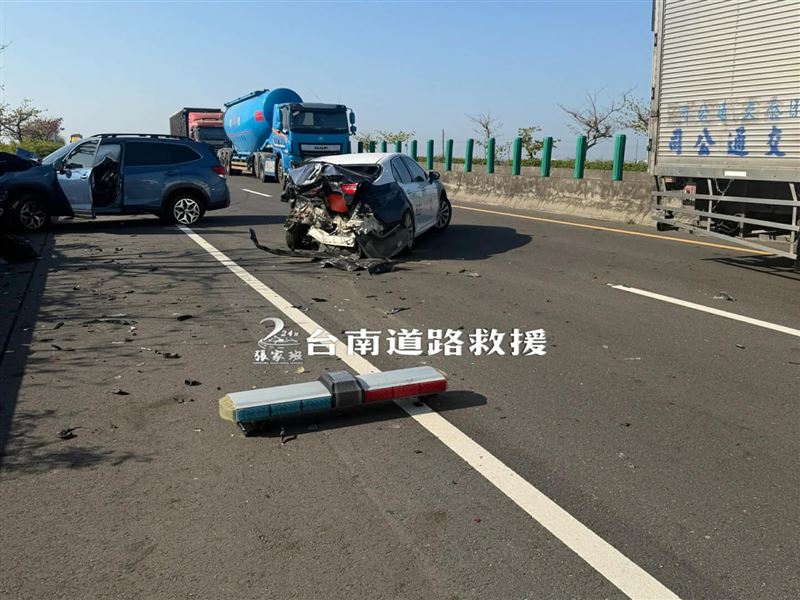 巡邏車車尾遭高速衝撞幾乎消失。（圖／台南道路救援（張家班））