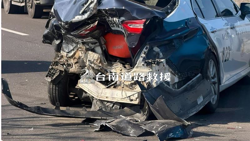 新／巡邏車車尾撞爛！員警一舉動躲過