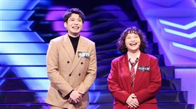 侯彥西（左）被哈林開玩笑怒斥「在演戲！」右為歌手JOYCE。（圖／公視提供） 