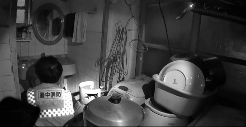 警消單位獲報到場，立即破門及時救回一命。（圖／翻攝畫面）