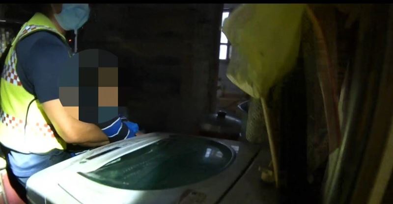 台中76歲阿公不慎摔倒，倒臥在浴室內爬不起。（圖／翻攝畫面）