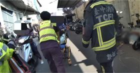 台中76歲阿公倒地⋯受困浴室哀嚎！鄰居「順風耳」聽哀嚎聲破門搶命（圖／翻攝畫面）