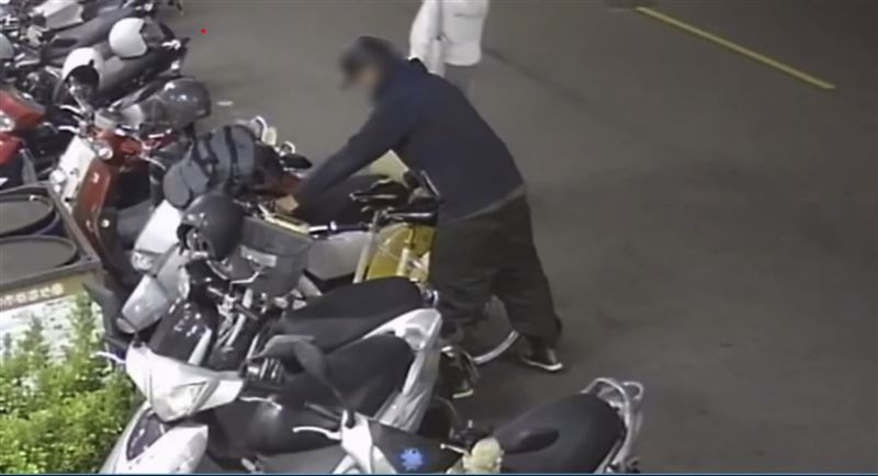 台中男子調包UBike被依《侵占罪》送辦。（圖／翻攝畫面）