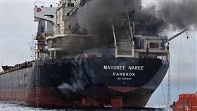 11日，泰國籍散裝貨輪「瑪雅麗娜麗號」（Mayuree Naree）於荷莫茲海峽遭到伊朗飛彈擊中，陷入火海。20名船員為阿曼海軍所救，並於16日回到泰國，但仍有3名船員下落不明。（圖／翻攝自X平台 @MahalaxmiRaman）