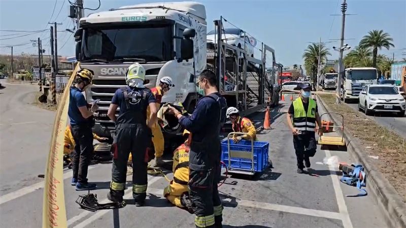 特搜人員現場搶救受困的女騎士，情況相當危急。（圖／翻攝畫面）